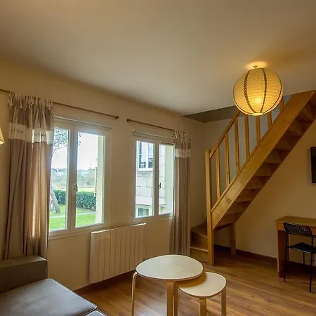 Les Trois Maisons A * سوموور