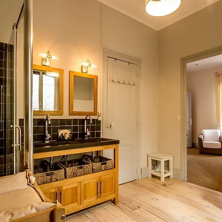 Les Trois Maisons A بيت للعطل