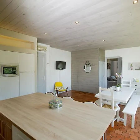 Les Trois Maisons A *